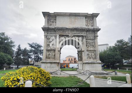 Benevento (Campania, Italia) Romana Arco di Traiano Foto Stock