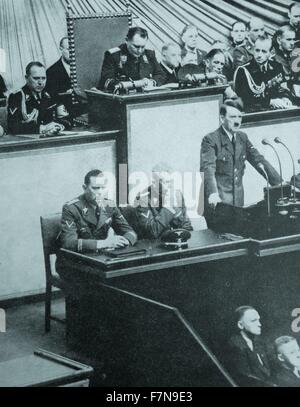 Fotografia di un incontro del Reichstag nel Kroll Opera House. Adolf Hitler è il suo visto per giustificare le sue azioni contro la Polonia. Seduto accanto a Hitler è Hermann Göring che è stato chiamato il suo successore. Datata 1939 Foto Stock