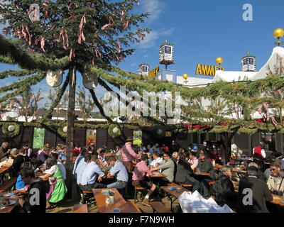 Scene di giardino a Monaco di Baviera Festival della birra Oktoberfest Foto Stock