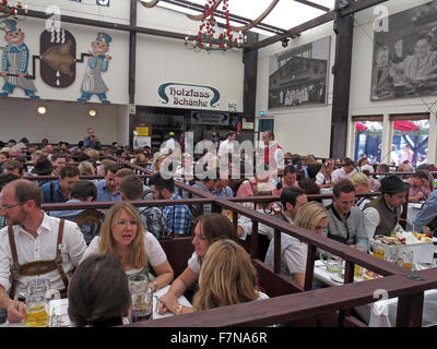 All'interno dell'Ammer Bier tenda,Oktoberfest Monaco di Baviera, Baviera, Germania Foto Stock