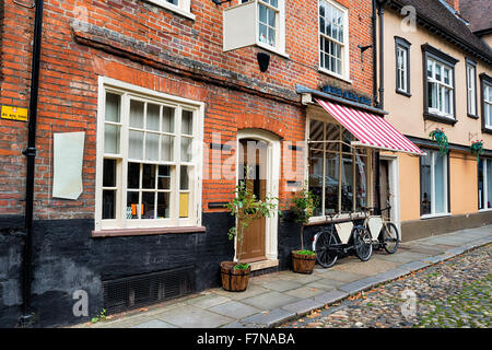 Strade acciottolate e negozi a Norwich in Norfolk Foto Stock