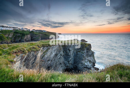 Bel tramonto guardando a clifftop case a Port Isaac sul robusto North Cornwall coast Foto Stock