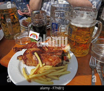 Oktoberfest beer steins festival e cibo, mezzo pollo e patatine fritte, Monaco di Baviera, Germania Foto Stock