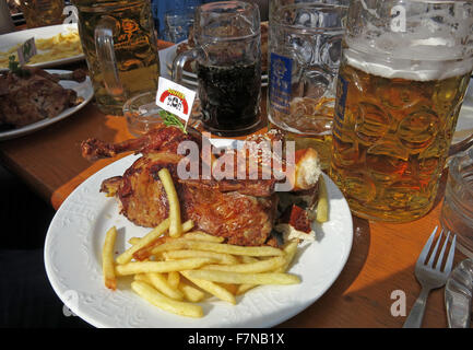 Oktoberfest beer steins festival e cibo, mezzo pollo e patatine fritte, Monaco di Baviera, Germania Foto Stock