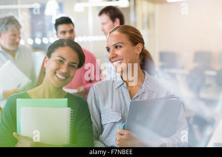 Ritratto fiduciosi le donne nel campo dell'educazione degli adulti classroom Foto Stock