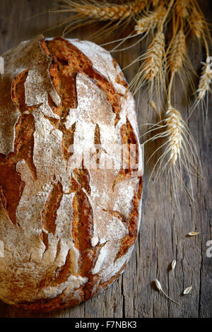 Fresche pane fatto in casa sul vecchio tavolo in legno Foto Stock