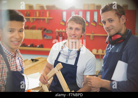 Ritratto fiducioso carpentieri in officina Foto Stock