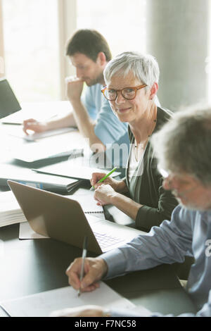 Ritratto fiducioso donna senior studio di educazione degli adulti classroom Foto Stock