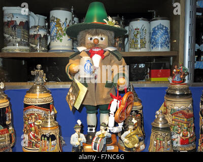 Oktoberfest shop vetrina Monaco di Baviera, Germania; Steins, bambole, T-shirt e altri souvenir Foto Stock