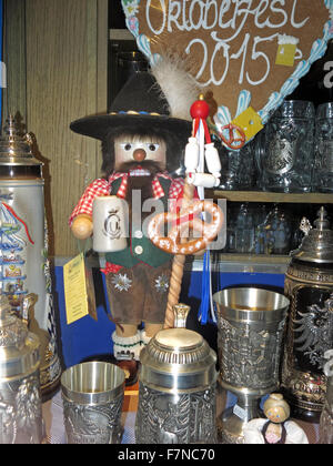 Oktoberfest shop vetrina Monaco di Baviera, Germania; Steins, bambole, T-shirt e altri souvenir Foto Stock