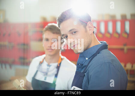 Ritratto fiducioso falegname in officina Foto Stock