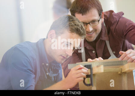 Carpentieri di lavoro in officina Foto Stock