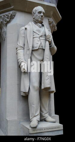 Statua di George Stephenson (1781-1848) inglese ingegnere civile e ingegnere meccanico che ha costruito il primo pubblico inter-city linea ferroviaria in tutto il mondo a utilizzare locomotive a vapore. Datata 2009 Foto Stock