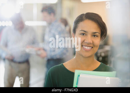 Ritratto imprenditrice sorridente in ufficio Foto Stock