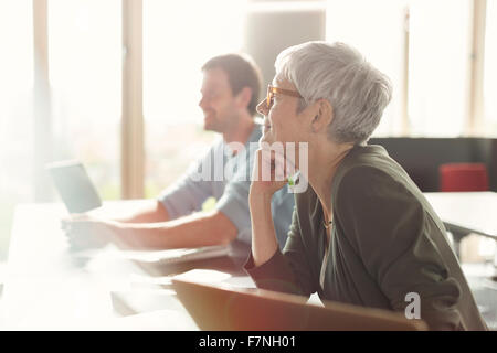 Senior attento ascolto della donna di educazione degli adulti classroom Foto Stock