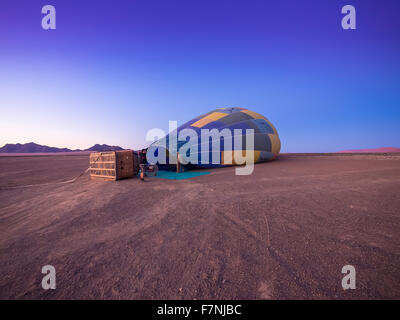 La Namibia, Kuala deserto riserva, aria palloncino riempito con aria riscaldata Foto Stock