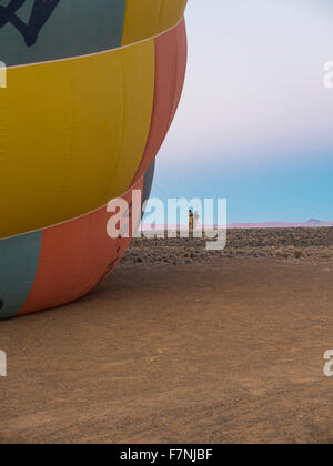 La Namibia, Kuala deserto riserva, Aiutanti trattenere aria palloncino prima di iniziare Foto Stock