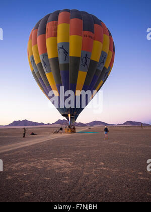 La Namibia, Kuala deserto riserva, persone al pallone aerostatico di sunrise Foto Stock