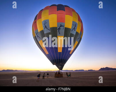 La Namibia, Kuala deserto riserva, persone al pallone aerostatico di sunrise Foto Stock