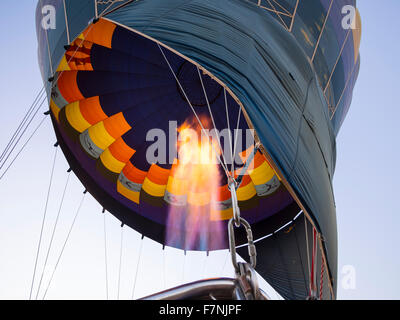 La Namibia, Kuala deserto riserva, aria palloncino riempito con aria riscaldata Foto Stock