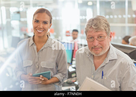 Ritratto fiduciosi la gente di affari in ufficio Foto Stock