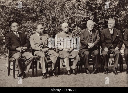 U.K. Commonwealth Primi Ministri' Conference 1960. Questa era la nona conferenza dalla Guerra Mondiale e due volte a trattare con l'apartheid in Sud Africa. I rappresentanti di Malaya, Ceylon, l'India, Nuova Zelanda, Canada, Australia, Sud Africa, Pakistan, Ghana, il Regno Unito e la Rhodesia e Nyasaland tutti hanno partecipato al n. 10 Downing Street. Foto Stock