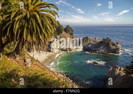 Vista sulla baia con cascata a Big Sur in California Foto Stock