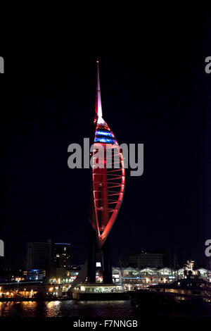 Nov 2015, vista verticale della Spinnaker Tower illuminata di notte Foto Stock