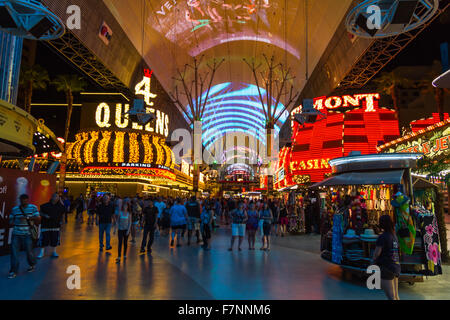 Di notte in Fremont Street, nel centro di Las Vegas Foto Stock