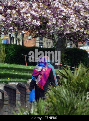 Le donne musulmane di indossare il Hejab (velo) in Sparkhill; un'area urbana di Birmingham, Inghilterra. Nel XX secolo la zona fu fortemente influenzato dai migranti asiatici, che si stabilirono nella zona. Foto Stock