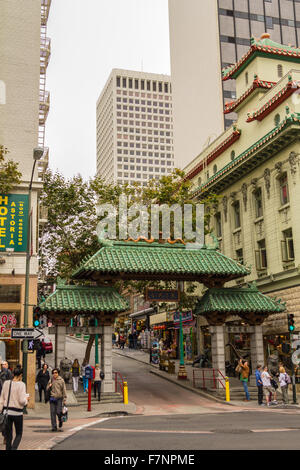 Chinatown Dragon Gate in San Francisco Foto Stock