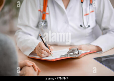 Medico o un medico iscritto la diagnosi Foto Stock