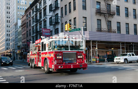 Scala della torre n.1 camion dei pompieri di rispondere a una chiamata di emergenza, Manhattan, New York, New York, Stati Uniti d'America. Foto Stock