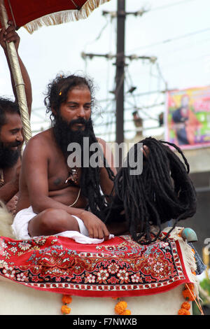 Sadhu con lunga barba nera Kumbh Mela, Nasik, Maharashtra, India Foto Stock