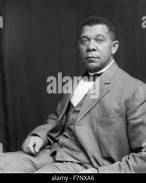 Booker T. Washington, mezza lunghezza ritratto, seduto. Un autore, educatore e consigliere presidenziale era dell'ultima generazione del nero americano leader che sono nati in schiavitù. Foto Stock