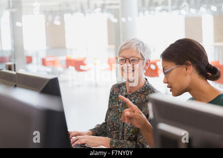Le donne che lavorano al computer nell educazione degli adulti classroom Foto Stock
