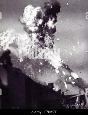La USS Intrepid è colpito da un kamikaze giapponese di aeromobili attacco pilota 1944. USS Intrepid, Essex-class portaerei costruita durante la Seconda Guerra Mondiale per la marina degli Stati Uniti. Ella è la quarta us navy ship a recare il nome. Commissionato nel mese di agosto 1943 Foto Stock