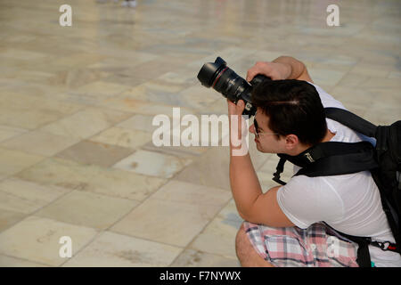 Fotografo turistica prendendo la foto del Taj Mahal architettura Foto Stock