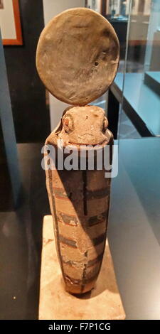 Cobra in legno dalla base del letto funerario trovati in una tomba egizia 715-332 A.C. Foto Stock