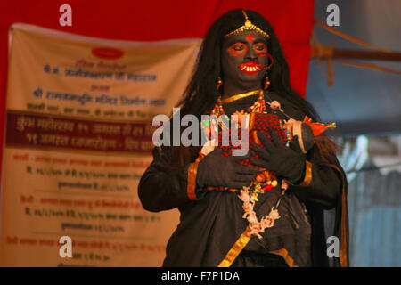 Puttana tenta di uccidere bambino Krishna in un dramma Kumbh Mela, Nasik, Maharashtra, India Foto Stock