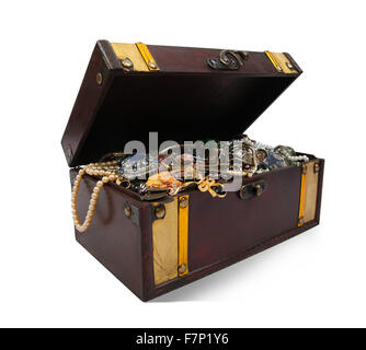 Tesoro di legno petto con bigiotteria, isolato con tracciato di ritaglio Foto Stock