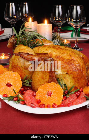 Il pollo al forno con mandarin, pompelmo, melograno presso la tavola del Natale Foto Stock