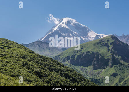 5047 m Mount Kazbek (Kazbegis Mkinvartsveri) nella gamma Khokh nelle montagne del Caucaso, Georgia Foto Stock