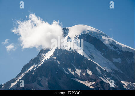 5047 m Mount Kazbek (Kazbegis Mkinvartsveri) nella gamma Khokh nelle montagne del Caucaso, Georgia Foto Stock