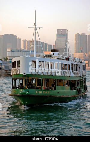 Vista verticale del famoso Star Ferry proveniente in dock presso il molo centrale di Hong Kong. Foto Stock