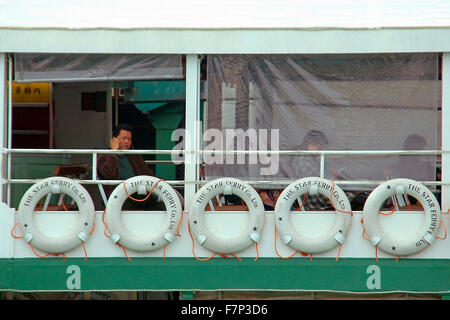 Vista orizzontale del famoso Star Ferry proveniente in dock presso il molo centrale di Hong Kong. Foto Stock