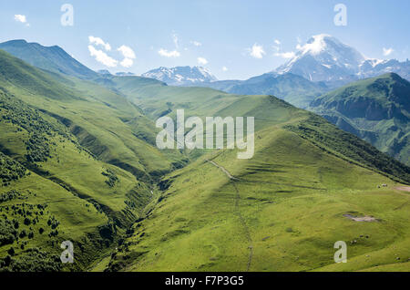 5047 m Mount Kazbek (Kazbegis Mkinvartsveri) nella gamma Khokh nelle montagne del Caucaso, Georgia Foto Stock