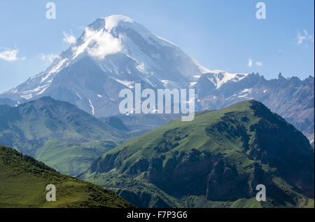 5047 m Mount Kazbek (Kazbegis Mkinvartsveri) nella gamma Khokh nelle montagne del Caucaso, Georgia Foto Stock