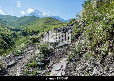 5047 m Mount Kazbek (Kazbegis Mkinvartsveri) nella gamma Khokh nelle montagne del Caucaso, Georgia Foto Stock