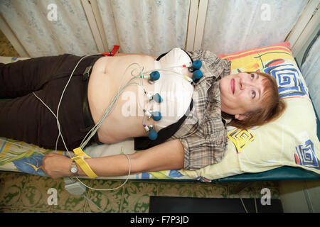 Paziente femmina durante la procedura ECG in clinica Foto Stock